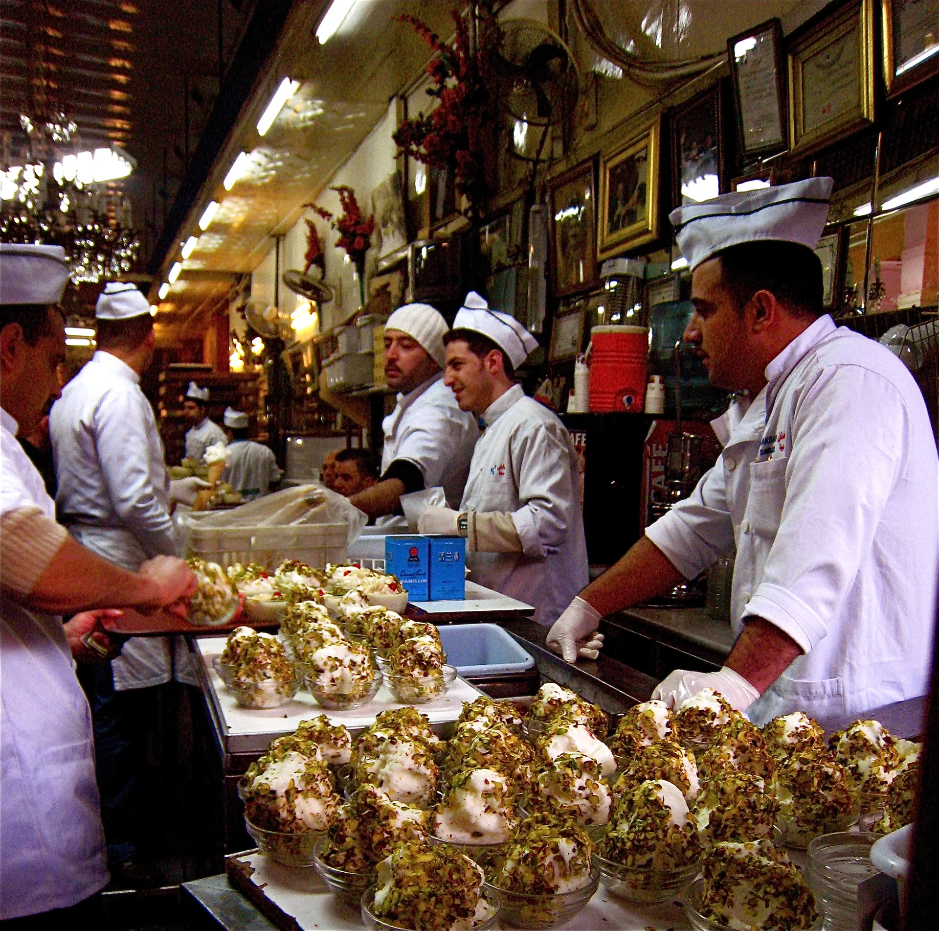 هيطلية بالحليب والبوظة والقطر المعطر