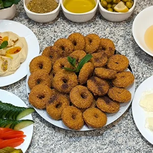 مطعم مسطي علوز (فلافل وفول ومسبحة)